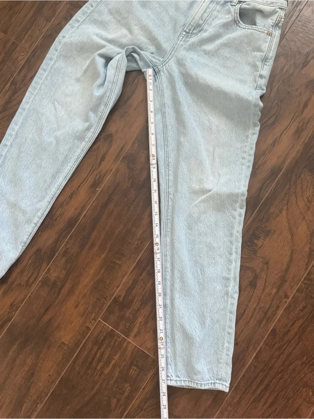 American Eagle Size 4 Lightwash Strigid Mom Jeans